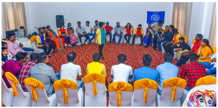 Figure 1 – Returnees and their families watching the SMC street drama performance during the Family Day Out in Anuradhapura, Sri Lanka. IOM 2019.